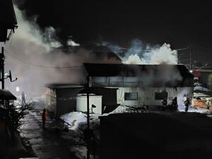 火災現場＝２０２６年２月７日午後１１時ごろ、三条市栗林