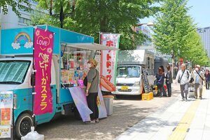 多彩な店舗が道路をにぎわせる「みちばたリビング」=新潟市中央区東大通1