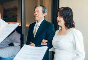 　オーストラリア・ケアンズで結婚式に臨む乾紀子さん（右）と山県幹典さん＝２月（乾さん提供）