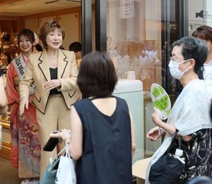 オープン直後の「THE NIIGATA」で買い物客を出迎える歌手の小林幸子さん=8日、東京・銀座
