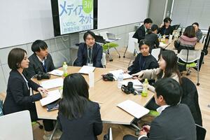 震災の語り部の言葉を振り返り、防災報道の在り方などについて意見を交わす若手記者ら=2月18日、仙台市青葉区の河北新報社