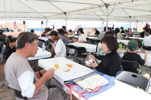 出雲崎のブランド米を使ったミニ丼の食べ比べフェアなどが行われた「出雲崎まんぷくまつり」=出雲崎町尼瀬