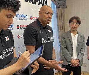取材に応じるバスケットボール女子日本代表のゲインズ監督(中央)=22日、東京都内