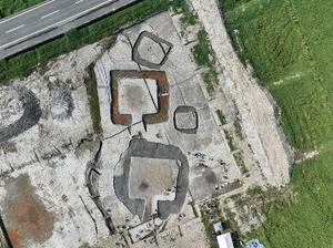 　滋賀県守山市の笠原南遺跡で見つかった２基の前方後方形の周溝墓。上が北側（滋賀県文化財保護協会提供）