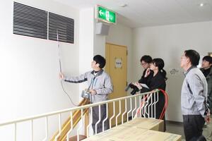 陽圧化装置を使った実験をする福島県立医科大などの研究チーム=柏崎市宮川の高浜コミュニティセンター