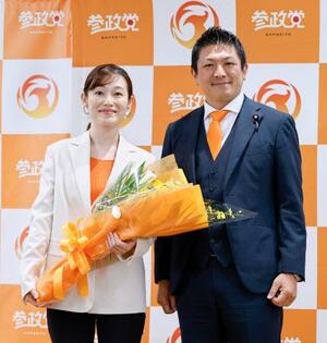 東京選挙区で当選を決めたさや氏(左)と写真に納まる参政党の神谷代表=20日午後9時10分、東京都新宿区
