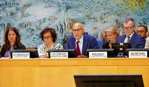 16日、スイス・ジュネーブで、イスラエルによるカタール空爆を非難するターク国連人権高等弁務官(左から3人目)(共同)