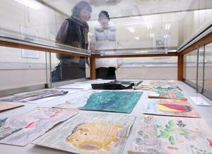 故近藤喜文さんの幼少期の資料を展示している「少年時代の近藤喜文展」=10日、五泉市