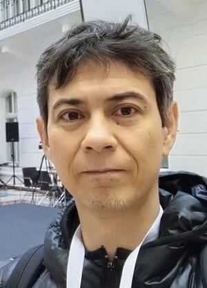 ハンガリー元外交官のコーシャ・バーリン・黎