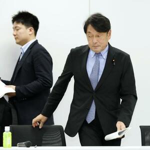 超党派の社会保障国民会議の実務者会議後の取材対応を終え、引き揚げる自民党の小野寺五典税調会長(右)=17日午後、国会