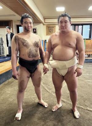 錣山部屋に出稽古した豊昇龍。左はいとこの天狼星=東京都江東区