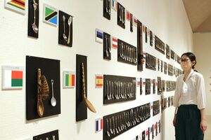 松浦靖さんのコレクションが並ぶスプーン展=燕市大曲