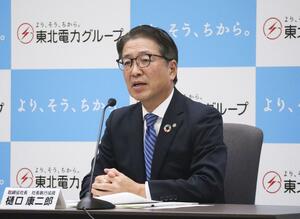 記者会見する東北電力の樋口康二郎社長=11月18日午後、仙台市