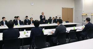 花角英世知事が県関係国会議員に政府への要望を説明した会合=9日、国会