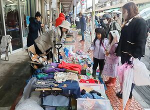 荒天にもかかわらず大勢が訪れて買い物を楽しんだ「リョウツ・デ・フリマ」＝佐渡市両津夷