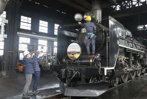 蒸気機関車Ｃ５７－１８０の撮影を楽しむ参加者＝新潟市秋葉区新津本町１