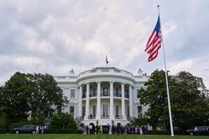 米ホワイトハウスの南庭に新たに設置された旗ざお=18日、ワシントン(AP=共同)