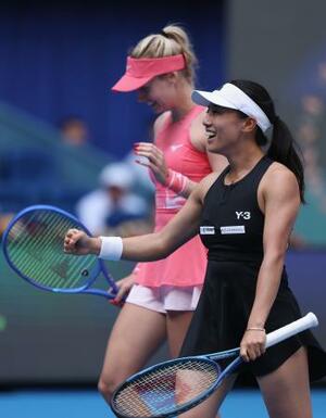 テニスの中国オープンで準決勝に進出した加藤未唯(右)ファニー・シュトラル組=2日(ゲッティ=共同)