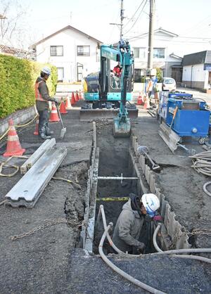 下水道の復旧工事。液状化対策も施している=2025年12月、新潟市西区