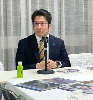 記者会見する拉致被害者家族会の横田拓也代表=14日午後、東京・永田町の自民党本部