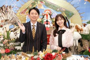 『有吉弘行の超なるほど!ザ・ワールド』(左から)有吉弘行、指原莉乃(C)フジテレビ