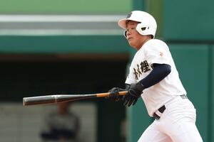  敦賀気比－日本文理　８回に３ランを放った日本文理の秦碧羽＝富山市民球場