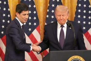 　ホワイトハウスでの宣誓式でトランプ大統領と握手を交わすＦＲＢのケビン・ウォーシュ新議長＝２２日、ワシントン（ＡＰ＝共同）