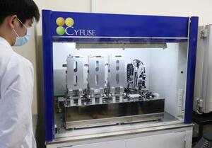 再生医療ベンチャー「サイフューズ」のバイオ3Dプリンター=15日午後、京都市左京区