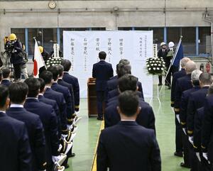 第3管区海上保安本部羽田航空基地で開かれた、日航機との衝突事故により死亡した海上保安庁機の乗員5人の追悼式=23日午前
