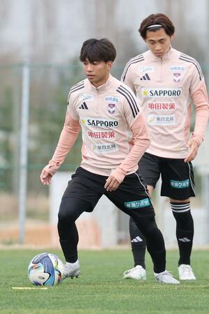 高知戦に向けて調整するＦＷ若月大和＝聖籠町