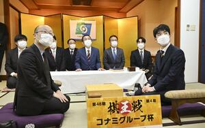第48期棋王戦コナミグループ杯5番勝負第4局を前に、検分する渡辺明棋王(左)と藤井聡太五冠=3月18日、栃木県日光市