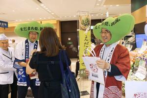 首都圏の消費者に県産枝豆をアピールする花角英世知事(右)と中原八一新潟市長=東京・新宿の新宿高島屋