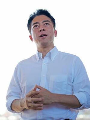 記者団の取材に応じる小泉農相=21日午前、千葉県船橋市