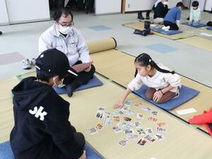広神地域の文化を学んだかるた大会=魚沼市今泉