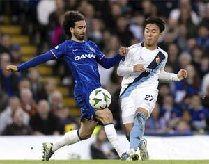 　ユールゴーデンの小杉（右）＝５月、ロンドン