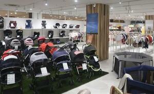 子ども用品に特化したリユースショップ「ふくちゃんリユスタ」の店内=2023年10月、大阪府門真市