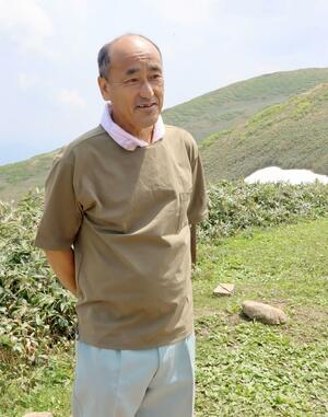 道なき山での山行や体験を記した書籍を発刊した田中正彦さん=飯豊連峰の頼母木小屋