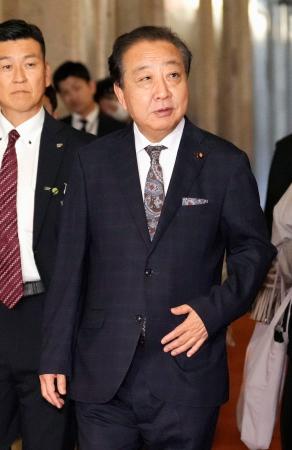 自民党の高市総裁との会談に向かう立憲民主党の野田代表=15日午後、国会
