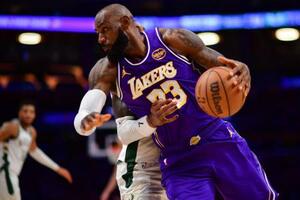 9日のバックス戦で競り合うレーカーズのレブロン・ジェームズ=ロサンゼルス(イマジンイメージズ・ロイター=共同)