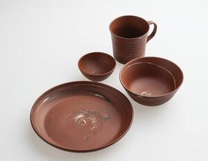 伝統的工芸品に指定された「佐渡無名異焼」(永柳陶房提供)