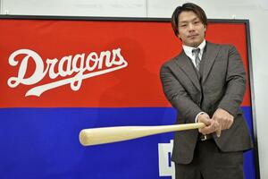 入団記者会見でポーズをとる現役ドラフトで中日に移籍した知野=12日、ナゴヤ球場