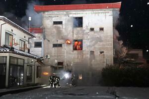 火災があった建物=12月15日午前5時すぎ、長岡市来迎寺