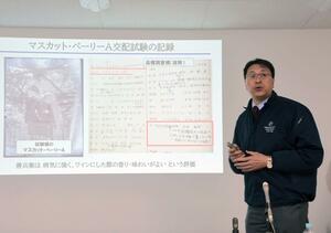 マスカット・べーリーＡのキャンペーンについて説明する岩の原葡萄園の髙岡成介社長＝上越市北方の岩の原葡萄園