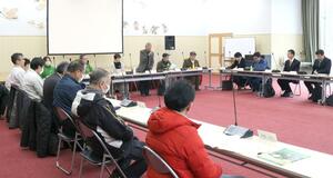 トキの野生復帰について官民学で話し合った協議会総会=佐渡市新穂潟上