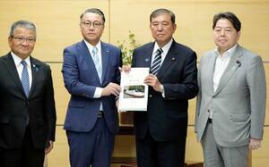 長崎県の大石賢吾知事(中央左)から要望書を受け取る石破首相=4日午前、首相官邸