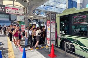 観光地に直行する「観光特急バス」に乗り込む観光客ら=7月、京都市