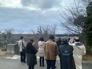 能登半島地震の発生直後、津波警報を受けて高台に避難した寺泊地域の住民=1月1日午後5時前、長岡市寺泊