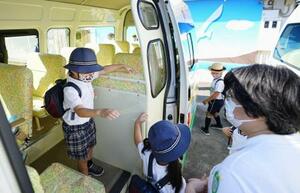 東京都内の幼稚園で、バスから降りて登園する園児たち=2022年9月