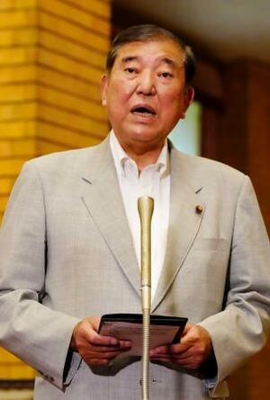 九州地方の記録的大雨を受け、記者団の取材に応じる石破首相=11日午前、首相公邸
