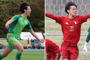 (左から)帝京長岡のDFリヴキン辻アーロン、新潟明訓のMF井上怜乃